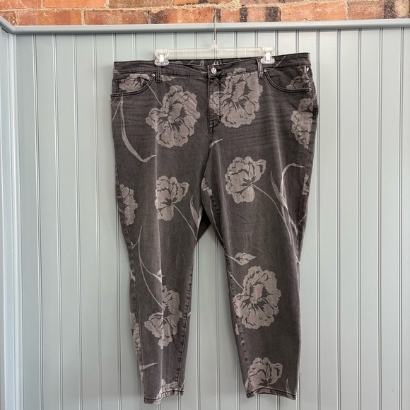 Style & Co. Denim - Style & Co Floral Patterned Gray & Black Jeans 24W